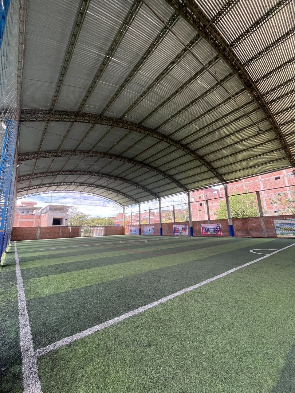 Vista amplia de la cancha techada