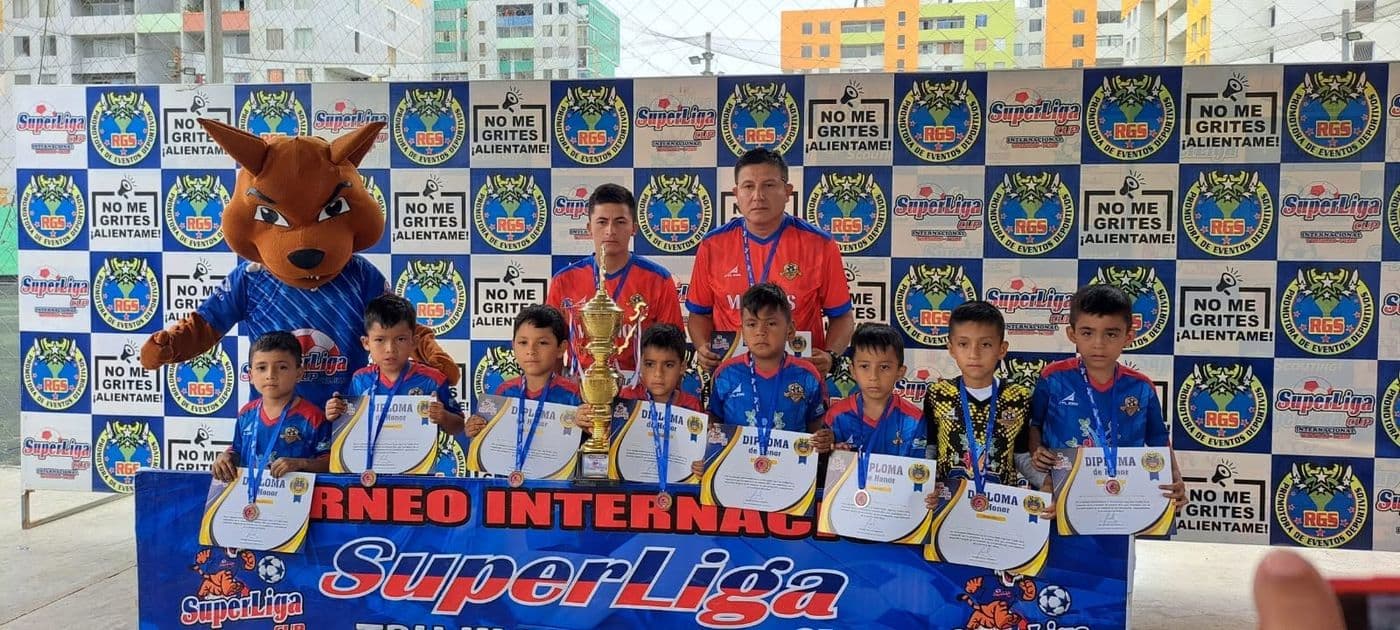 Equipo de la Escuela de Fútbol Estudiantes Unidos con trofeo de torneo